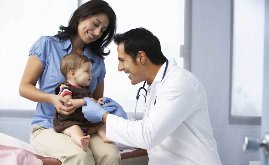 婴儿由医生检查,代表Scrips在圣迭戈紧急护理所可期望的同情医疗