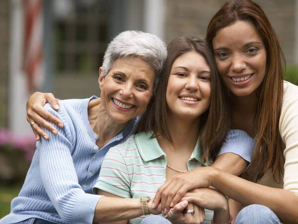 多代妇女家庭在家庭外笑,代表生活的不同阶段和OB-GYN服务